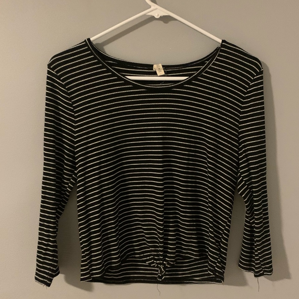 Mid sleeved, knotted, striped shirt